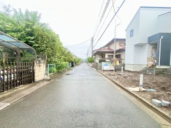 1号棟 6m幅員の道路に面しておりお車の運転が苦手な方でも安心して出入りいただけます。