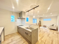 家族や友人、両親、親戚とこれから沢山の時間を紡ぐのだろう。そこを彩るのは窓から見える青い空、心地よい緑。そんなイメージが膨らむリビングスペース。