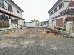 戸建てが立ち並ぶ静かな住宅街。四季折々の移り変わりを感じながら自然と楽しみ、暮らす、そんな毎日を日々の中で感じられる住環境