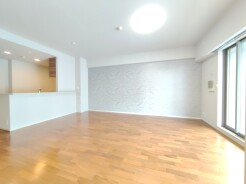 家族や友人、両親、親戚とこれから沢山の時間を紡ぐのだろう。そこを彩るのは窓から見える青い空、心地よい緑。そんなイメージが膨らむリビングスペース。
