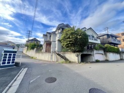 6m幅員の道路に面しておりお車の運転が苦手な方でも安心して出入りいただけます。