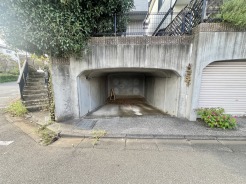 カースペースは1台駐車できます。車庫の出し入れのしやすさなど、実際に現地にてご確認ください。