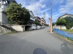 戸建てが立ち並ぶ静かな住宅街。四季折々の移り変わりを感じながら自然と楽しみ、暮らす、そんな毎日を日々の中で感じられる住環境