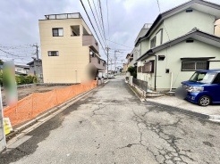 5m幅員の道路に面しておりお車の運転が苦手な方でも安心して出入りいただけます。