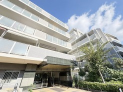 商業施設が徒歩圏内に充実、日々のお買い物も安心な環境です。