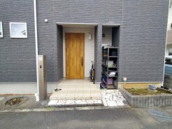 玄関はおうちの顔とも呼ばれる重要な場所!明るくスッキリと見える空間で住まう人を見送り、出迎えてくれます。
