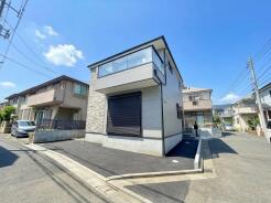 前面道路は広く、駐車がしやすいです。駐車スペース2台分ございます。
