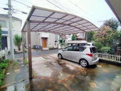 セカンドカーや来客時にも便利なカースペース2台分ございます。カーポートもあるので、日差しから愛車を守ります!