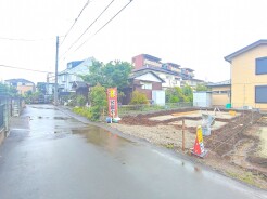 A号棟 前面道路では周辺住民以外の交通が少なく、安全な住環境が保たれやすい立地です。