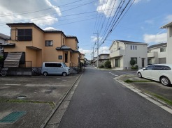 戸建てが立ち並ぶ静かな住宅街。四季折々の移り変わりを感じながら自然と楽しみ、暮らす、そんな毎日を日々の中で感じられる住環境