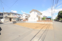 戸建てが立ち並ぶ静かな住宅街。四季折々の移り変わりを感じながら自然と楽しみ、暮らす、そんな毎日を日々の中で感じられる住環境