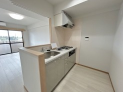 家族が一番集まる場所だから広々としつつも素敵な空間であって欲しい。皆がくつろぐリビングからキッチンまでが一つに繋がる空間。