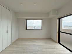 どんな家具にでも相性が良い清潔感ある白色調のクロスを採用。主張しすぎない配色、耐久性にも優れた床材は日々のメンテナンスも楽に、快適に過ごして頂けるよう考えられています。