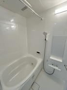 その日の疲れをゆっくりと落としてくれる場所、お子様との大事なひと時を楽しくしてくれる場所。曲線美も感じられるくつろぎのバスタブは、半身浴も楽しめる居心地の良さ。