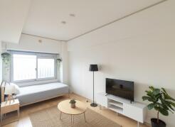 【洋室/約5.6帖】
白を基調とした明るい内装デザイン。
※家具はCG合成によるものです。