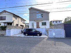 6.4m幅員の道路に面しておりお車の運転が苦手な方でも安心して出入りいただけます。