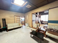 和室の間仕切りをひらいて、大きい空間を演出できます。