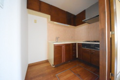 収納量豊富なシステムキッチン。明るい光が差し込む窓も調味料置き場などに役立ちます。カウンターキッチンと違い、背面を広く使えるので自由度が高いのも嬉しいですね。