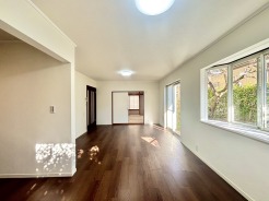 家族や友人、両親、親戚とこれから沢山の時間を紡ぐのだろう。そこを彩るのは窓から見える青い空、心地よい緑。そんなイメージが膨らむリビングスペース。