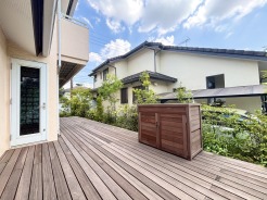 ガーデンシンクのあるウッドデッキでは、BBQやお子様のプール遊び、いろいろな用途に使えそうです!