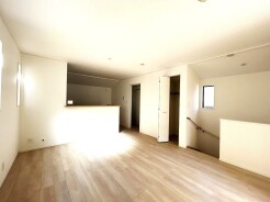 家族団欒のリビング。陽光差し込む食卓には家族の会話とスマイルが溢れます。いつまでもここで食卓を囲みたくなる、そう感じさせてくれるスペース。