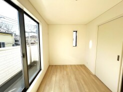 今からここを誰のお部屋にしようか、そんな洋室。大きさは5帖です。