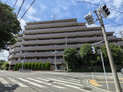 小平駅から徒歩18分。平坦な道のりなので自転車も楽々です。