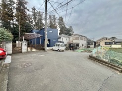 10m超幅員の道路に面しておりお車の運転が苦手な方でも安心して出入りいただけます。