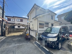 4.2m幅員の道路に面しておりお車の運転が苦手な方でも安心して出入りいただけます。