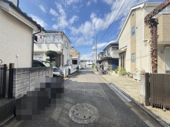 4.2m幅員の道路に面しておりお車の運転が苦手な方でも安心して出入りいただけます。