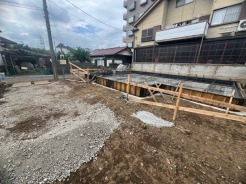 戸建てが立ち並ぶ静かな住宅街。四季折々の移り変わりを感じながら自然と楽しみ、暮らす、そんな毎日を日々の中で感じられる住環境