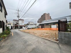 前面道路は広く、駐車がしやすいです。駐車スペース2台分ございます。