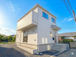 西武池袋線「西所沢」駅から徒歩16分。
閑静な住宅街に佇む広々間取りの新築戸建です。