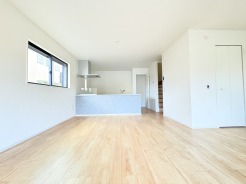 リビングは家具の配置も思いのまま。自由度が高い設計です。