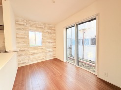 家族や友人、両親、親戚とこれから沢山の時間を紡ぐのだろう。そこを彩るのは窓から見える青い空、心地よい緑。そんなイメージが膨らむリビングスペース。