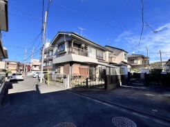 南・西道路の角に面しており日中もたくさんの陽が入ります。風通りや周辺環境など実際に現地にてご確認ください。