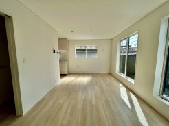 家族団欒のリビング。陽光差し込む食卓には家族の会話とスマイルが溢れます。いつまでもここで食卓を囲みたくなる、そう感じさせてくれるスペース。