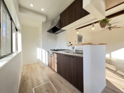 リビングにいる家族の顔が見渡せるカウンターキッチン。お料理もより一層おいしく、楽しく。食器棚を背面に設置しても十分な広さを確保しています。