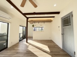 家族団欒のリビング。陽光差し込む食卓には家族の会話とスマイルが溢れます。いつまでもここで食卓を囲みたくなる、そう感じさせてくれるスペース。