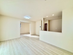 家族団欒のリビング。陽光差し込む食卓には家族の会話とスマイルが溢れます。いつまでもここで食卓を囲みたくなる、そう感じさせてくれるスペース。