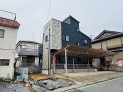 セカンドカーや来客時にも便利なカースペース2台分ございます。