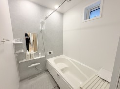 花粉や雨の日、寒い冬の時期に嬉しい浴室乾燥機。換気機能で入浴時に湿気を換気しカビの防止にもなります。