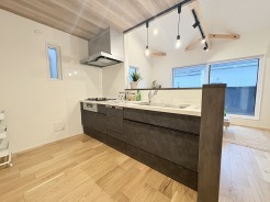 キッチンはオープンカフェスタイルだからリビングとの一体感はバッチリ。毎日のお料理時間も楽しくなりそうです。