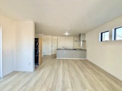 家族団欒のリビング。陽光差し込む食卓には家族の会話とスマイルが溢れます。いつまでもここで食卓を囲みたくなる、そう感じさせてくれるスペース。