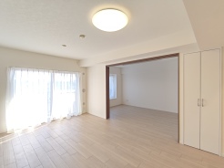 【LDK/約13.6帖】
家族団欒のリビング。陽光差し込む食卓には家族の会話とスマイルが溢れます。
いつまでもここで食卓を囲みたくなる、そう感じさせてくれるスペース。