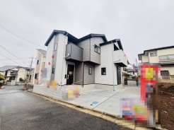 前面道路は広く、駐車がしやすいです。駐車スペース2台分ございます。