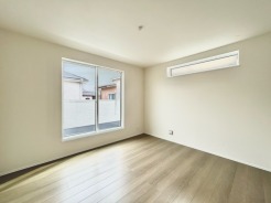 どんな家具にでも相性が良い清潔感ある白色調のクロスを採用。主張しすぎない配色、耐久性にも優れた床材は日々のメンテナンスも楽に、快適に過ごして頂けるよう考えられています。