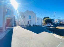 6m幅員の道路に面しておりお車の運転が苦手な方でも安心して出入りいただけます。