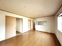 夕食の時間。家族、友人、両親、親戚との会話がより料理を美味しくしてくれる。あっという間に時間が過ぎてしまう居心地の良さは、普段はほっとする空間としてここにあります。