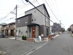 6.5m幅員の道路に面しておりお車の運転が苦手な方でも安心して出入りいただけます。